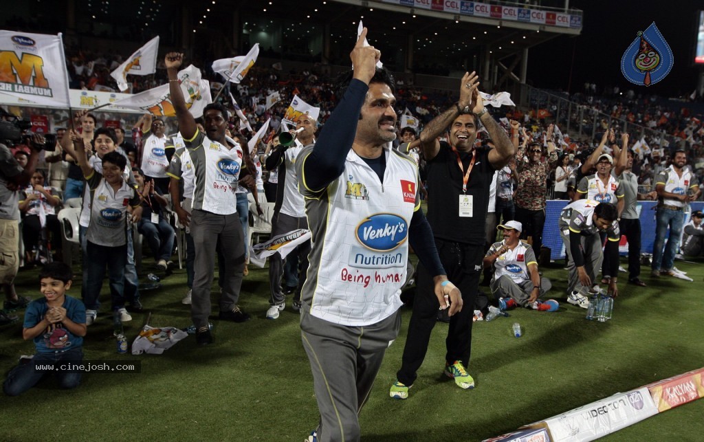 Veer Marathi vs Mumbai Heroes Match - 94 / 96 photos