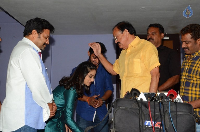Venkaiah Naidu watches Chuttalabbayi Movie - 23 / 27 photos