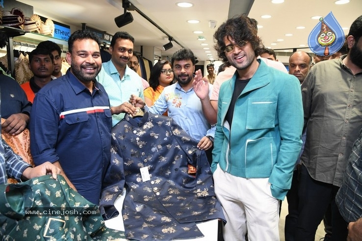 Vijay Devarakonda Launches KLM Shopping Mall - 23 / 38 photos