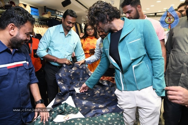 Vijay Devarakonda Launches KLM Shopping Mall - 24 / 38 photos