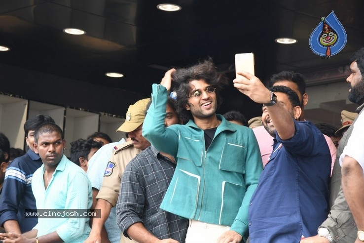 Vijay Devarakonda Launches KLM Shopping Mall - 25 / 38 photos