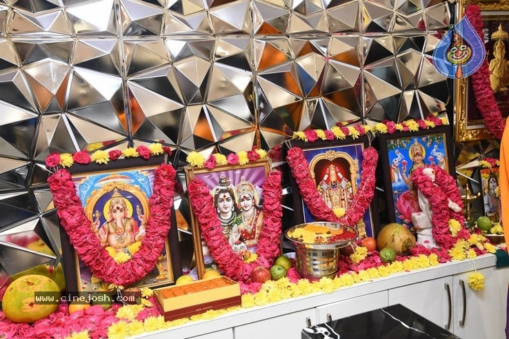 Vijay Devarakonda Launches KLM Shopping Mall - 26 / 38 photos