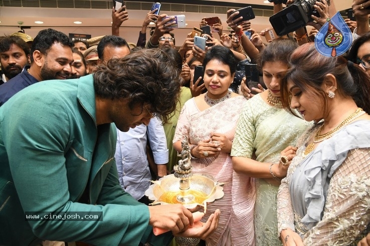 Vijay Devarakonda Launches KLM Shopping Mall - 27 / 38 photos