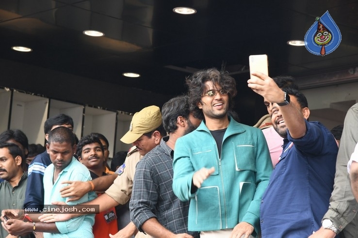 Vijay Devarakonda Launches KLM Shopping Mall - 28 / 38 photos