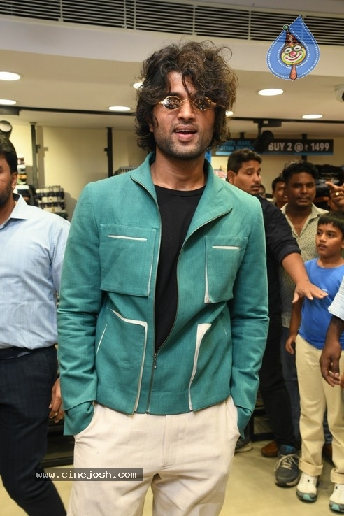 Vijay Devarakonda Launches KLM Shopping Mall - 32 / 38 photos