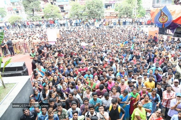 Vijay Devarakonda Launches KLM Shopping Mall - 37 / 38 photos