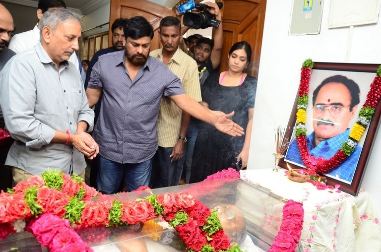 Vijaya Bapineedu Condolences Photos - 10 / 42 photos