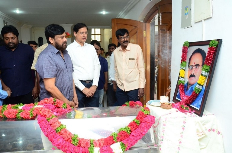 Vijaya Bapineedu Condolences Photos - 12 / 42 photos