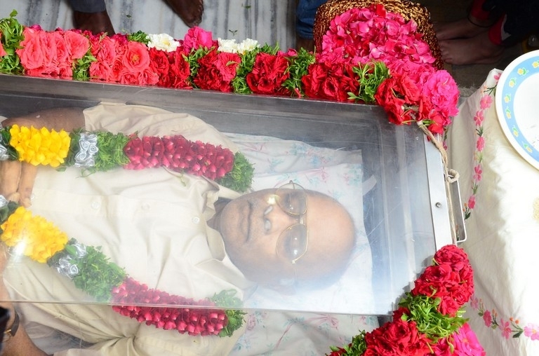 Vijaya Bapineedu Condolences Photos - 13 / 42 photos