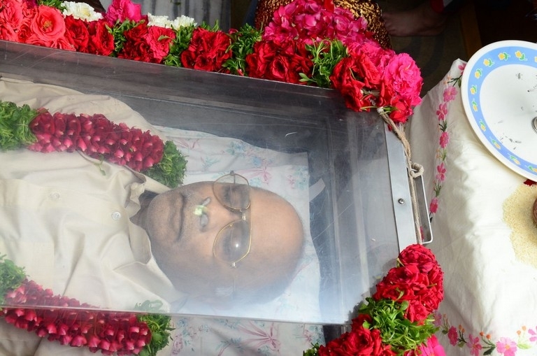 Vijaya Bapineedu Condolences Photos - 27 / 42 photos