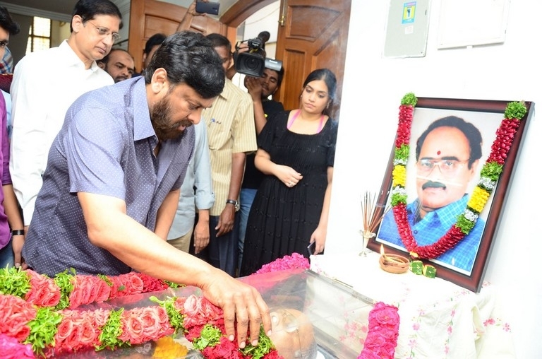 Vijaya Bapineedu Condolences Photos - 32 / 42 photos