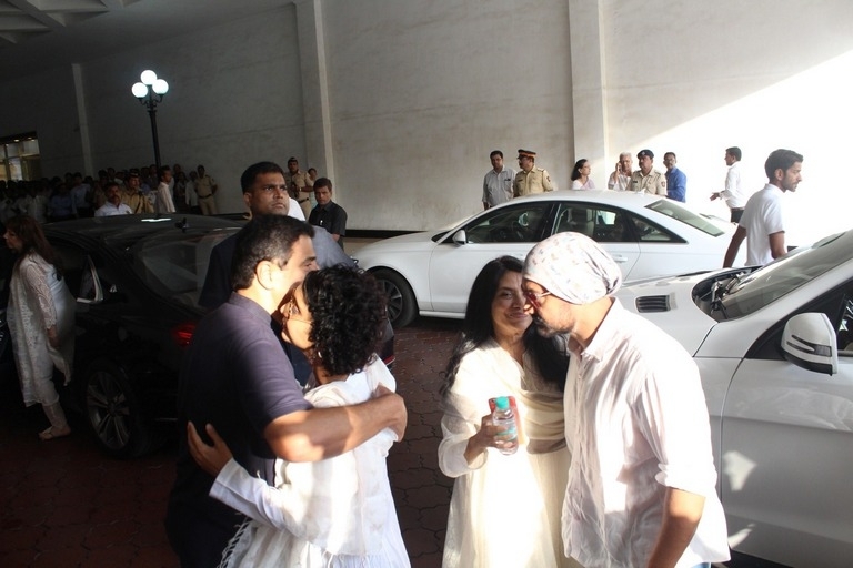 Vinod Khanna Prayer Meet Photos - 13 / 42 photos