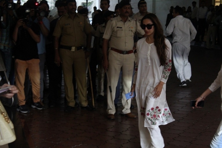 Vinod Khanna Prayer Meet Photos - 24 / 42 photos