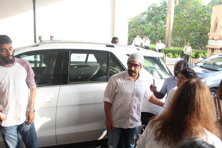 Vinod Khanna Prayer Meet Photos - 26 / 42 photos