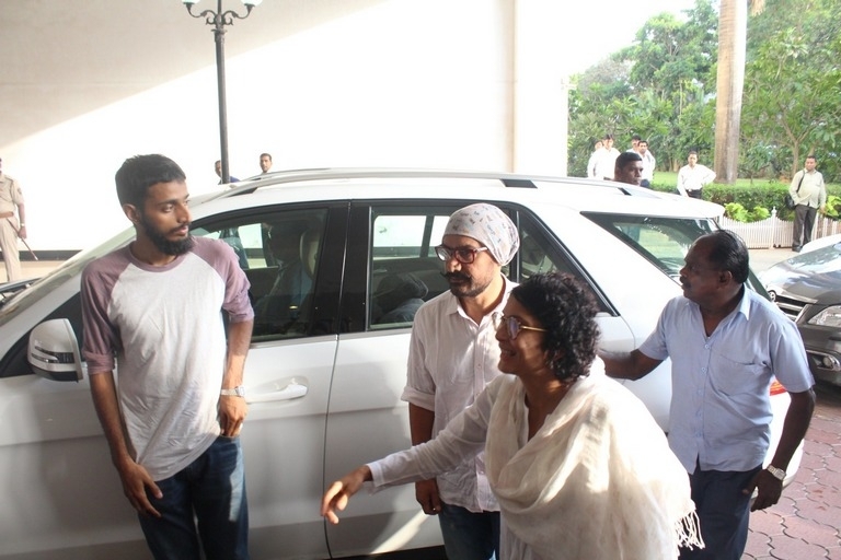 Vinod Khanna Prayer Meet Photos - 39 / 42 photos