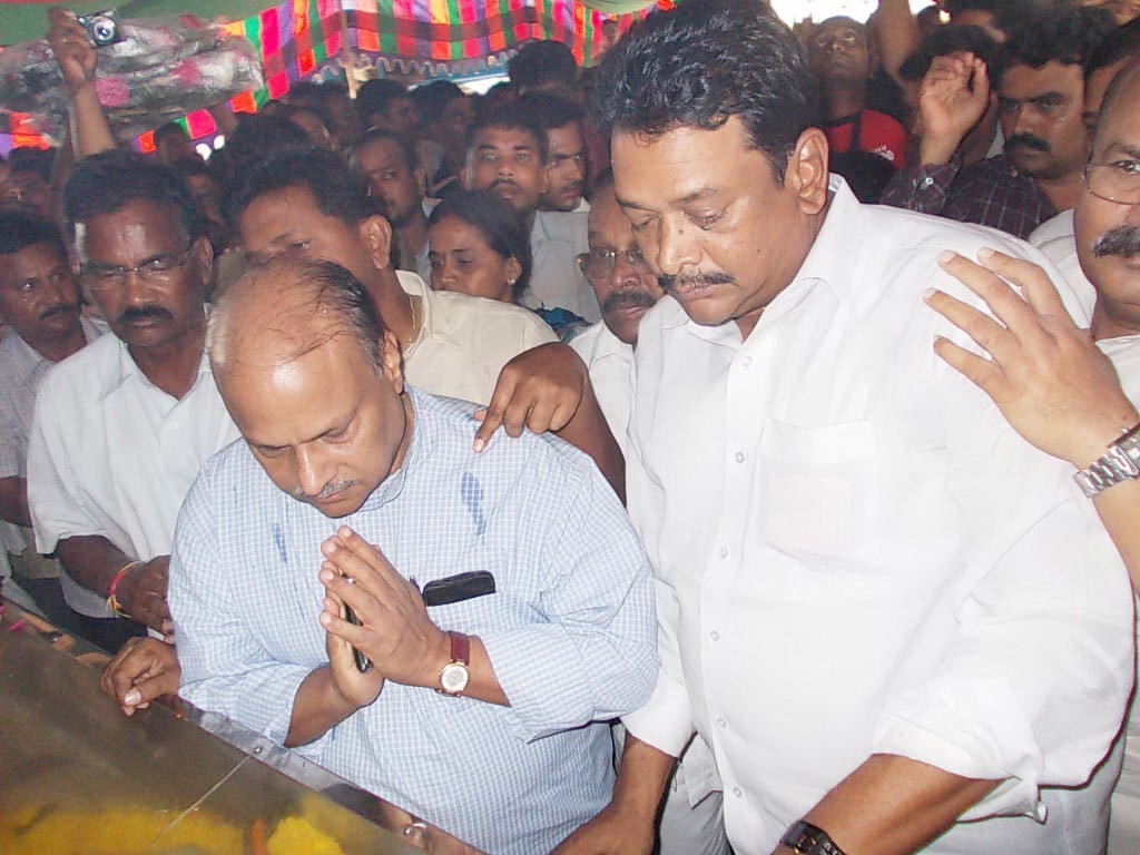 VIPs at Yerran Naidu Dead Body - 43 / 64 photos