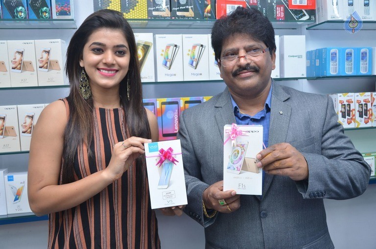 Yamini Bhaskar Launches Cellbay Mobile Store - 1 / 20 photos