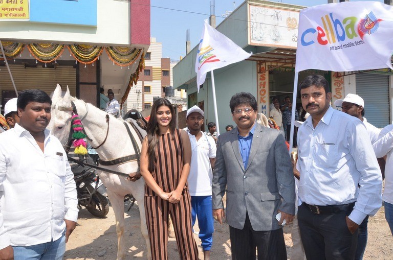 Yamini Bhaskar Launches Cellbay Mobile Store - 2 / 20 photos