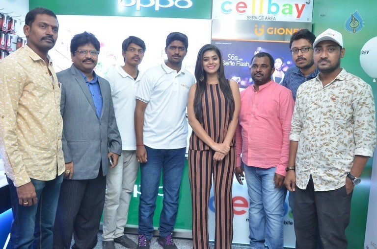 Yamini Bhaskar Launches Cellbay Mobile Store - 8 / 20 photos