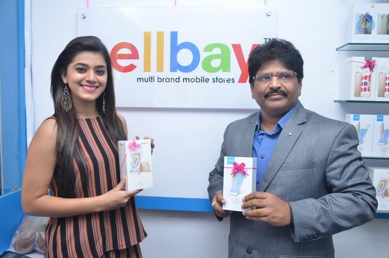 Yamini Bhaskar Launches Cellbay Mobile Store - 17 / 20 photos