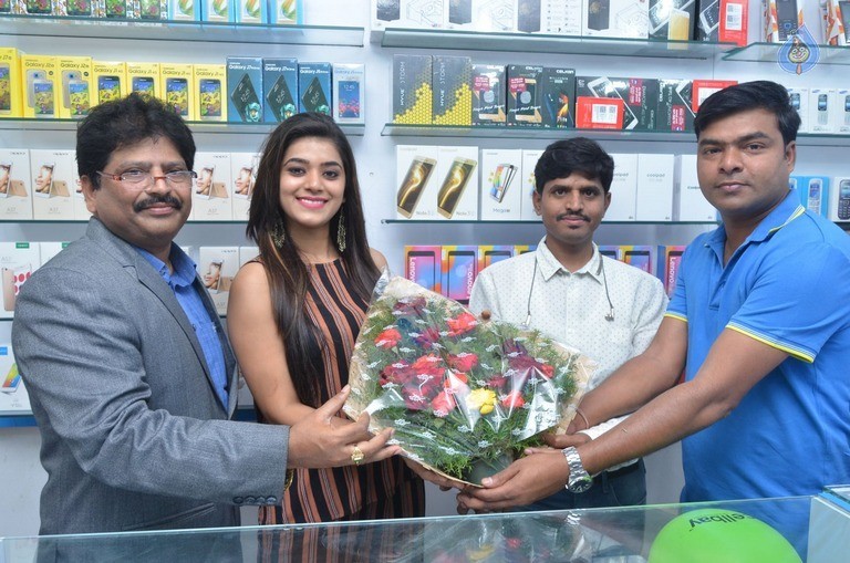 Yamini Bhaskar Launches Cellbay Mobile Store - 18 / 20 photos