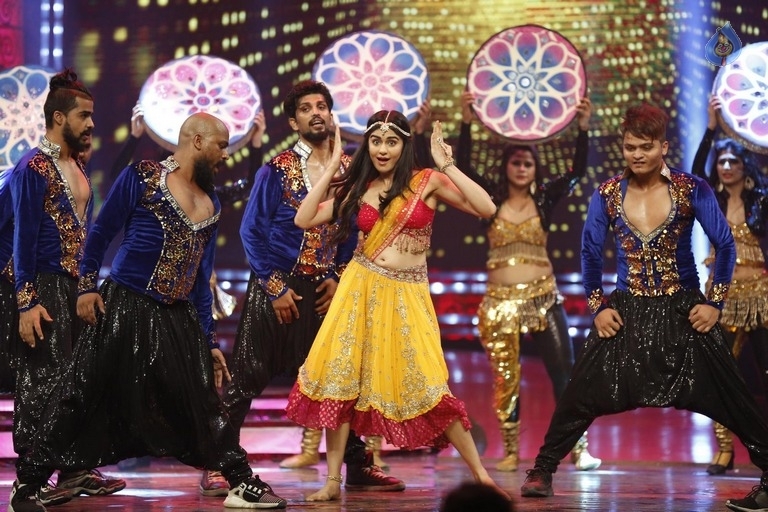 Zee Tv Apsara Award Stills - 44 / 61 photos