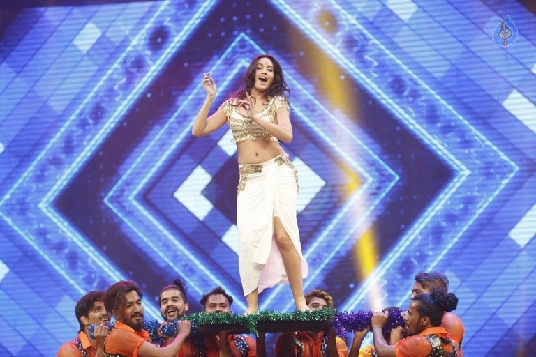 Zee Tv Apsara Award Stills - 45 / 61 photos