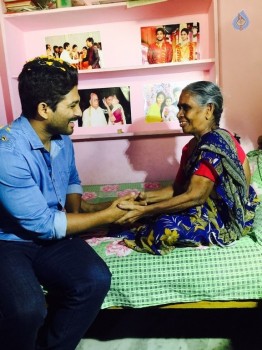 Allu Arjun Met His Terminally ill Fan - 1 of 3