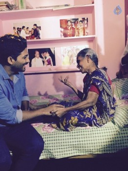 Allu Arjun Met His Terminally ill Fan - 2 of 3