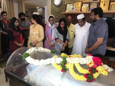 Chiranjeevi  Condolences On The Demise Of Ali Mother - 14 of 15