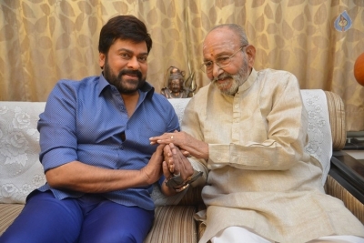 Chiranjeevi Meets K Viswanath - 12 of 18