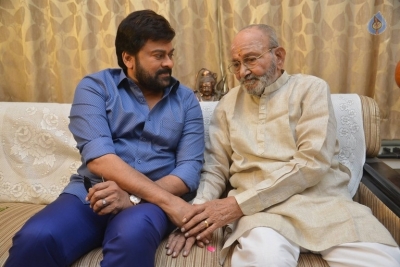 Chiranjeevi Meets K Viswanath - 15 of 18