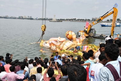 Khairatabad and Balapur Ganesh Nimajjanam Photos - 36 of 85