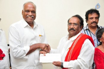 MAA Donate Cheque to Pavala Syamala - 11 of 29