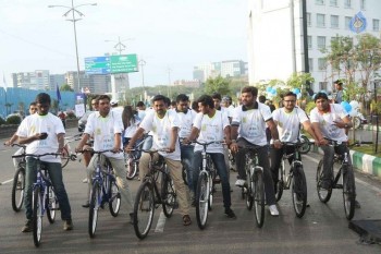 Mahesh Babu flags off Chak De India Ride - 33 of 42