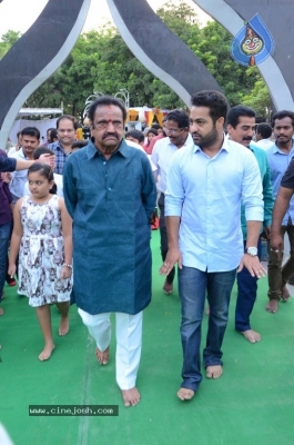 NTR Family Members Pay Tribute at NTR Ghat - 40 of 100