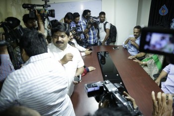 RGV Meets Vangaveeti and Devineni Families - 21 of 39
