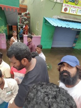 Vishal Supplying Food Packets and Water - 11 of 24