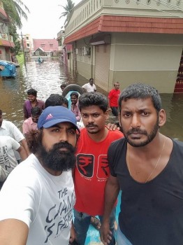 Vishal Supplying Food Packets and Water - 14 of 24