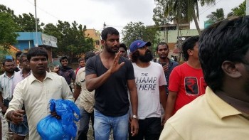Vishal Supplying Food Packets and Water - 21 of 24