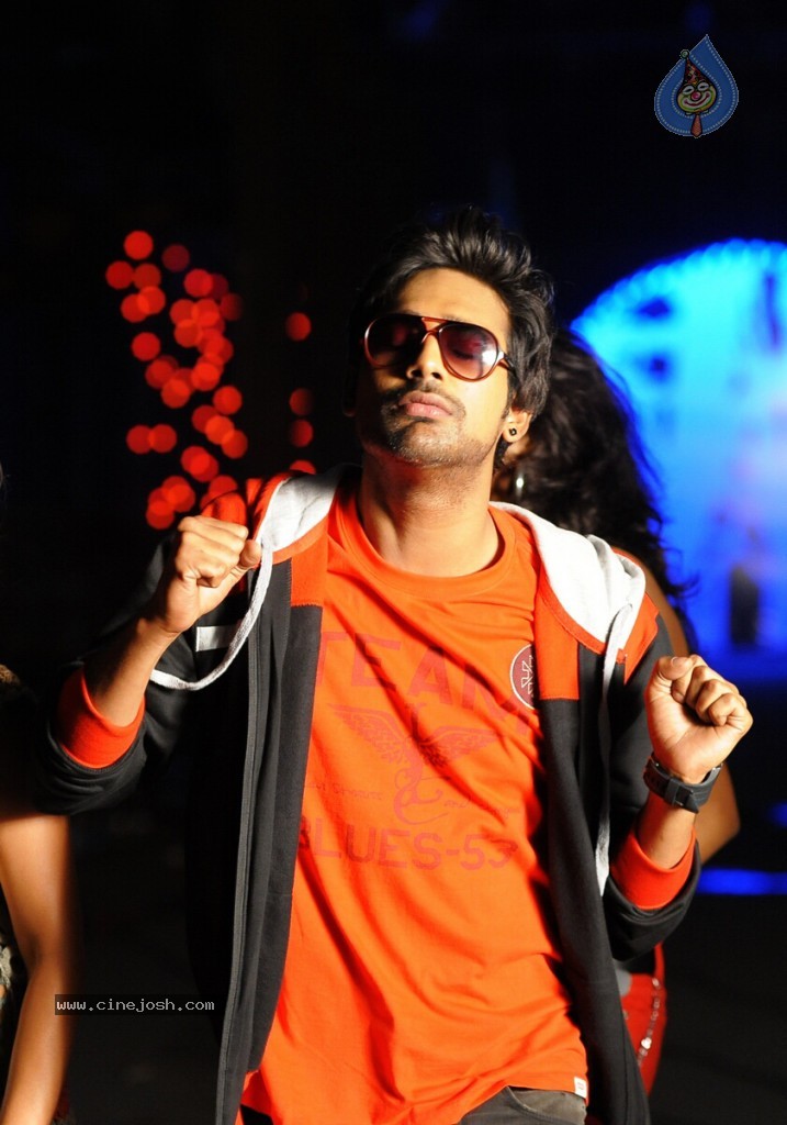 Abbai Class Ammai Mass Hot Photos - 4 / 25 photos