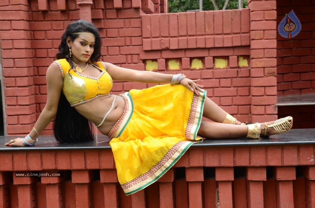 Actress Nisha Hot Stills - 23 / 86 photos