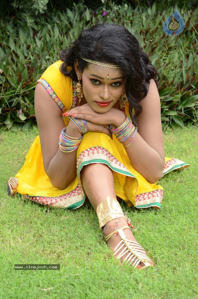 Actress Nisha Hot Stills - 24 / 86 photos
