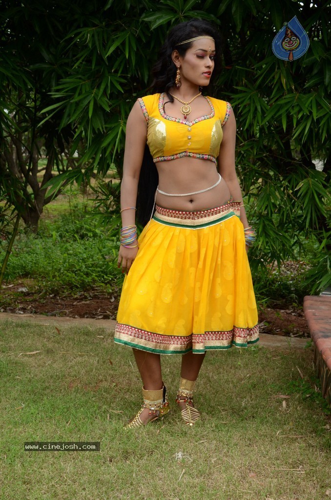 Actress Nisha Hot Stills - 25 / 86 photos