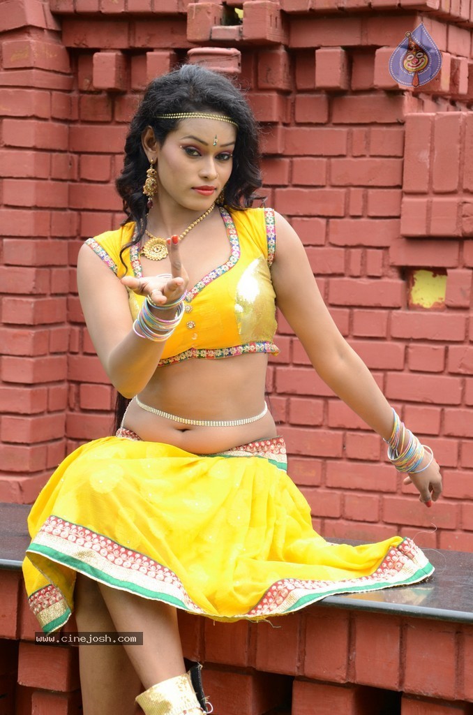 Actress Nisha Hot Stills - 27 / 86 photos