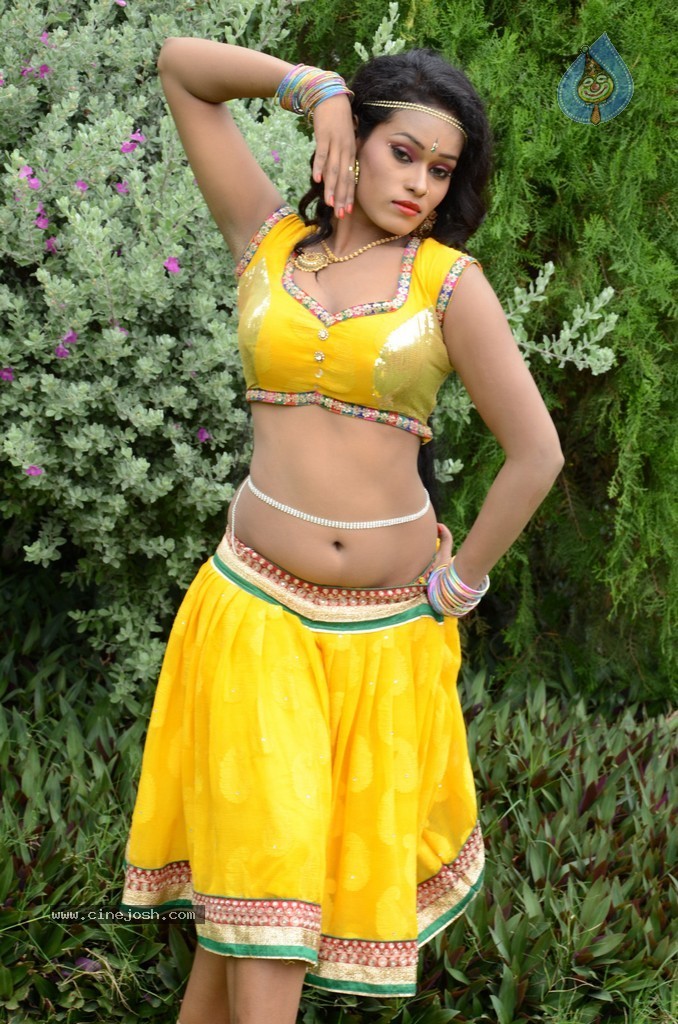 Actress Nisha Hot Stills - 31 / 86 photos