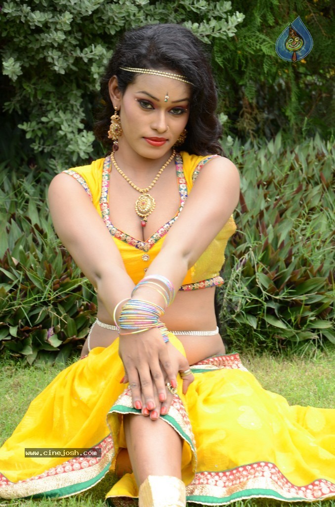 Actress Nisha Hot Stills - 32 / 86 photos