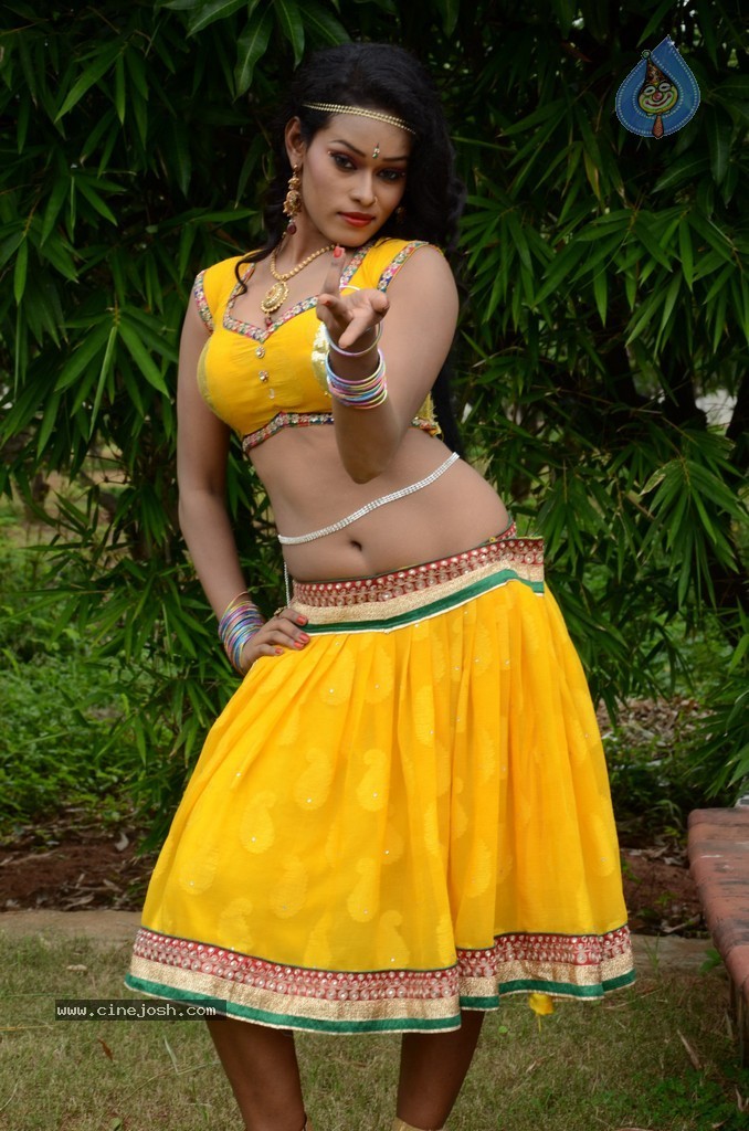 Actress Nisha Hot Stills - 33 / 86 photos