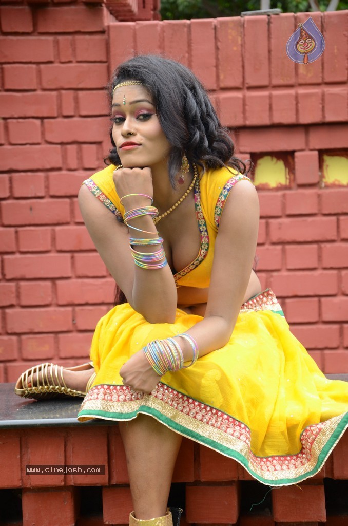 Actress Nisha Hot Stills - 35 / 86 photos