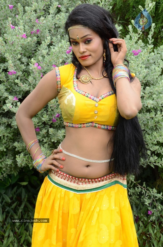 Actress Nisha Hot Stills - 37 / 86 photos
